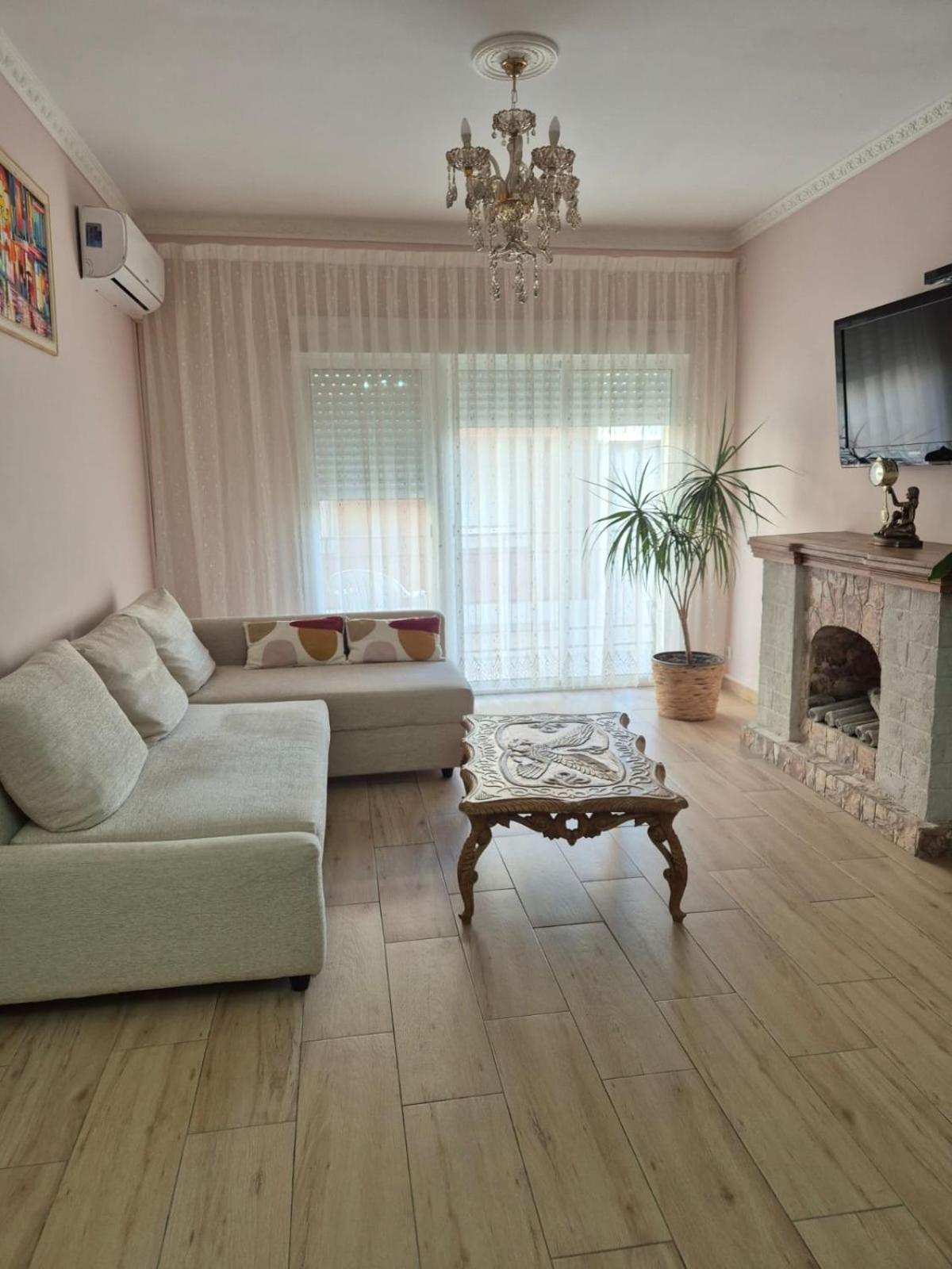 Apartment De 3 *